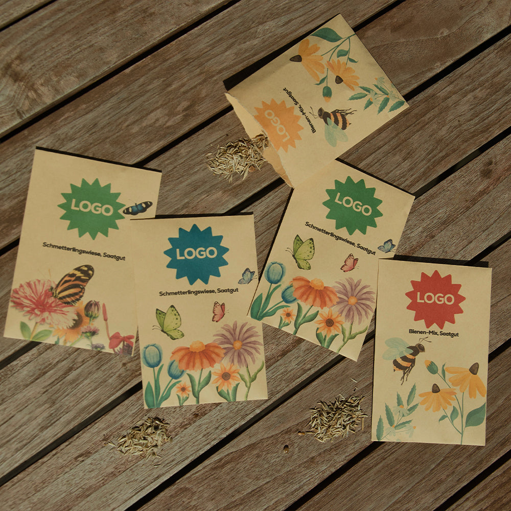 Blumensamentütchen mit Blumen und Insekten Motiven und Logo Platzhalter auf Holztisch, mehrere Varianten verteilt, eine Verpackung geöffnet mit sichtbaren Samen im Outdoor Setting
