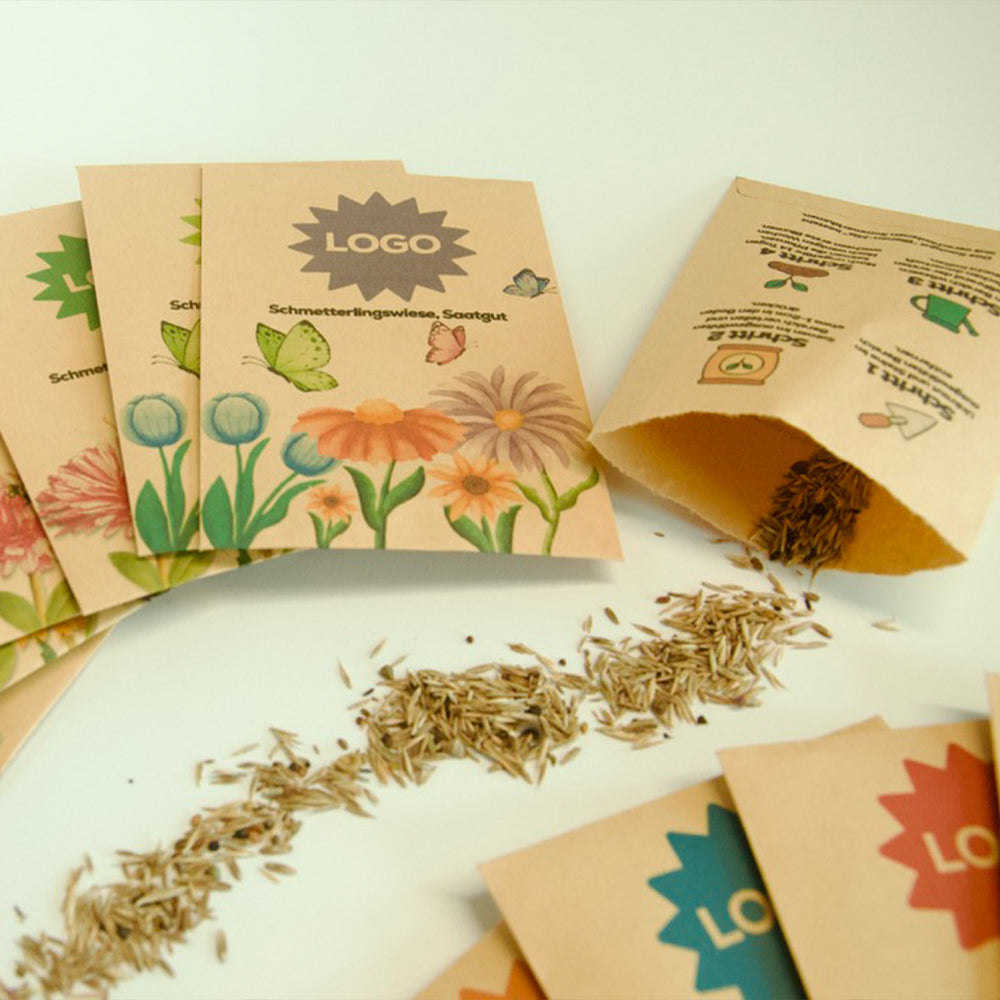Blumensamentütchen mit Blumen Motiv und Logo Platzhalter auf hellem Hintergrund, eine Verpackung geöffnet mit sichtbaren Samen, Samen liegen verstreut daneben, Rückseite mit Pflanzanleitung sichtbar
