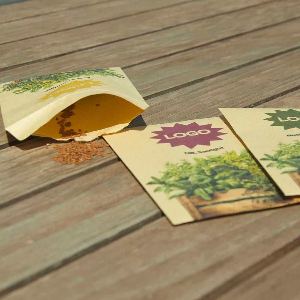 Kräutersamentütchen als Werbeartikel mit Logo, Dill Samen gut sichtbar auf Holztisch, Verpackungen teilweise geöffnet und im Outdoor Setting fotografiert